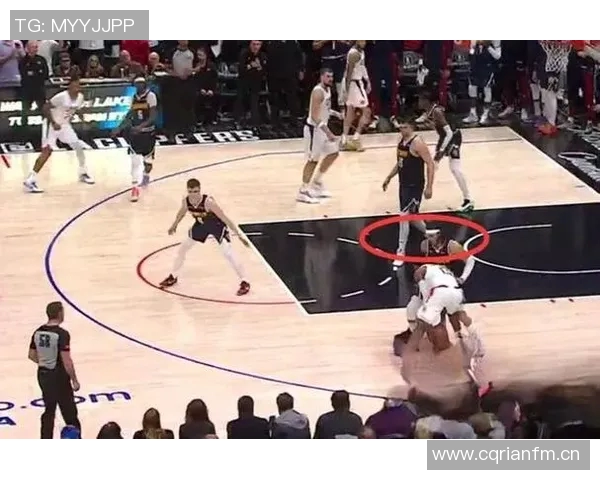 哈登三分首球遭格莱姆斯肘击裁判未作判罚引争议